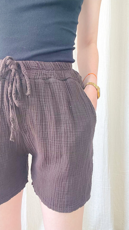 Short en gaze de coton marron taille élastique avec lien femme, coupe confortable style bohème décontracté