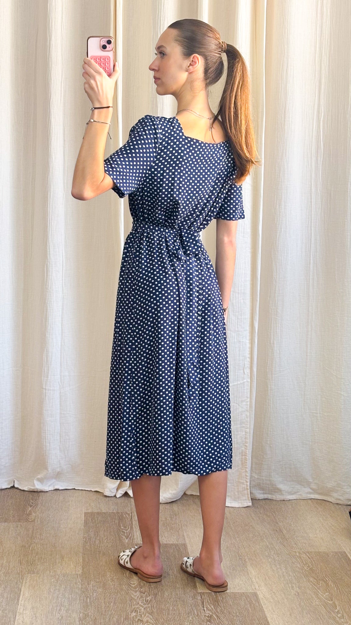 Robe Mina – Robe midi bleu marine à pois col carré