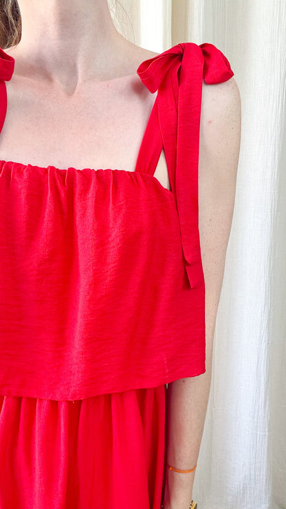 Robe Paula rouge vif à bretelles nouées style romantique femme, coupe fluide évasée en tissu légèrement texturé