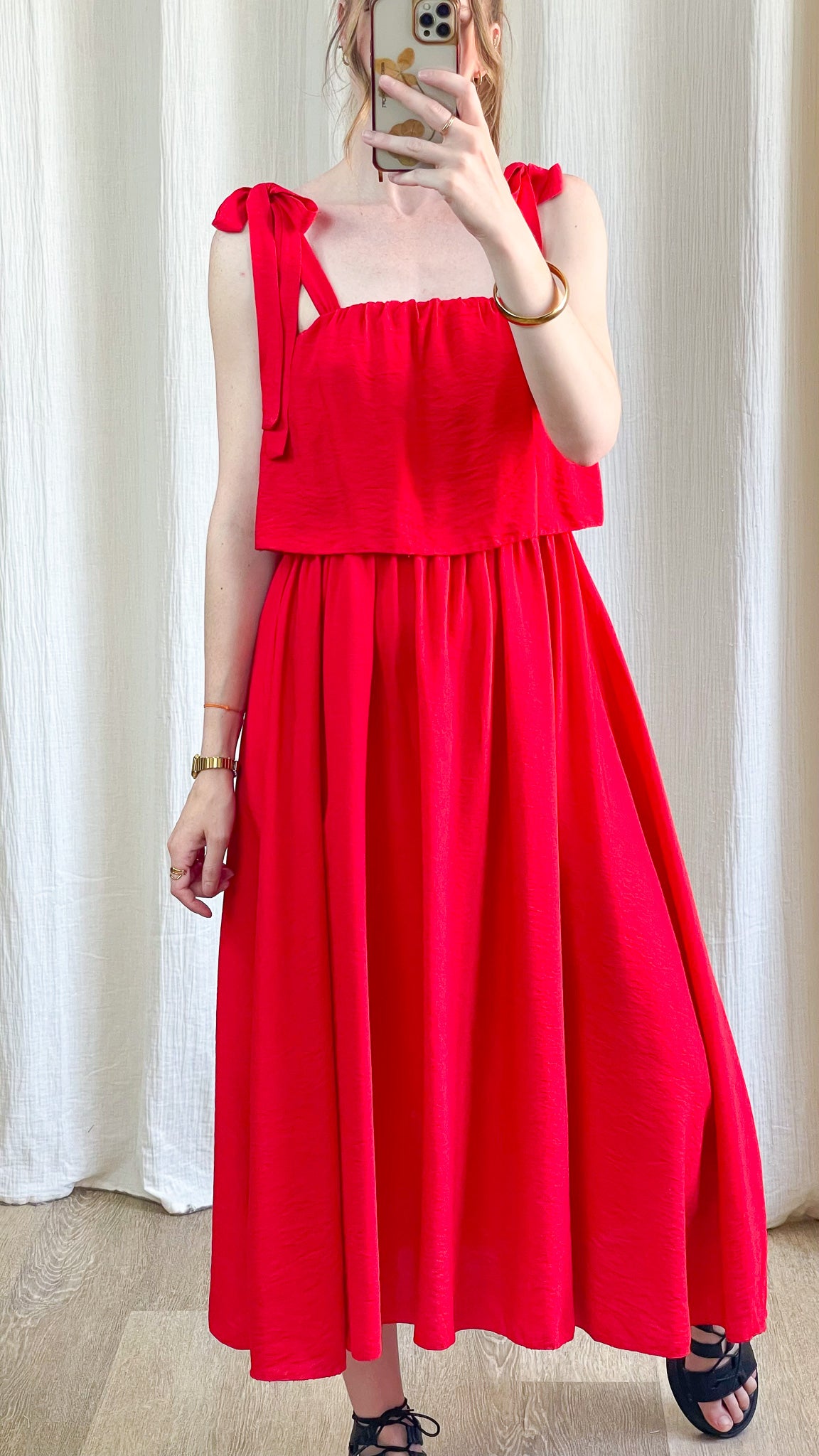 Robe longue rouge vif à bretelles nouées style bohème chic femme coupe fluide évasée mi-longue été