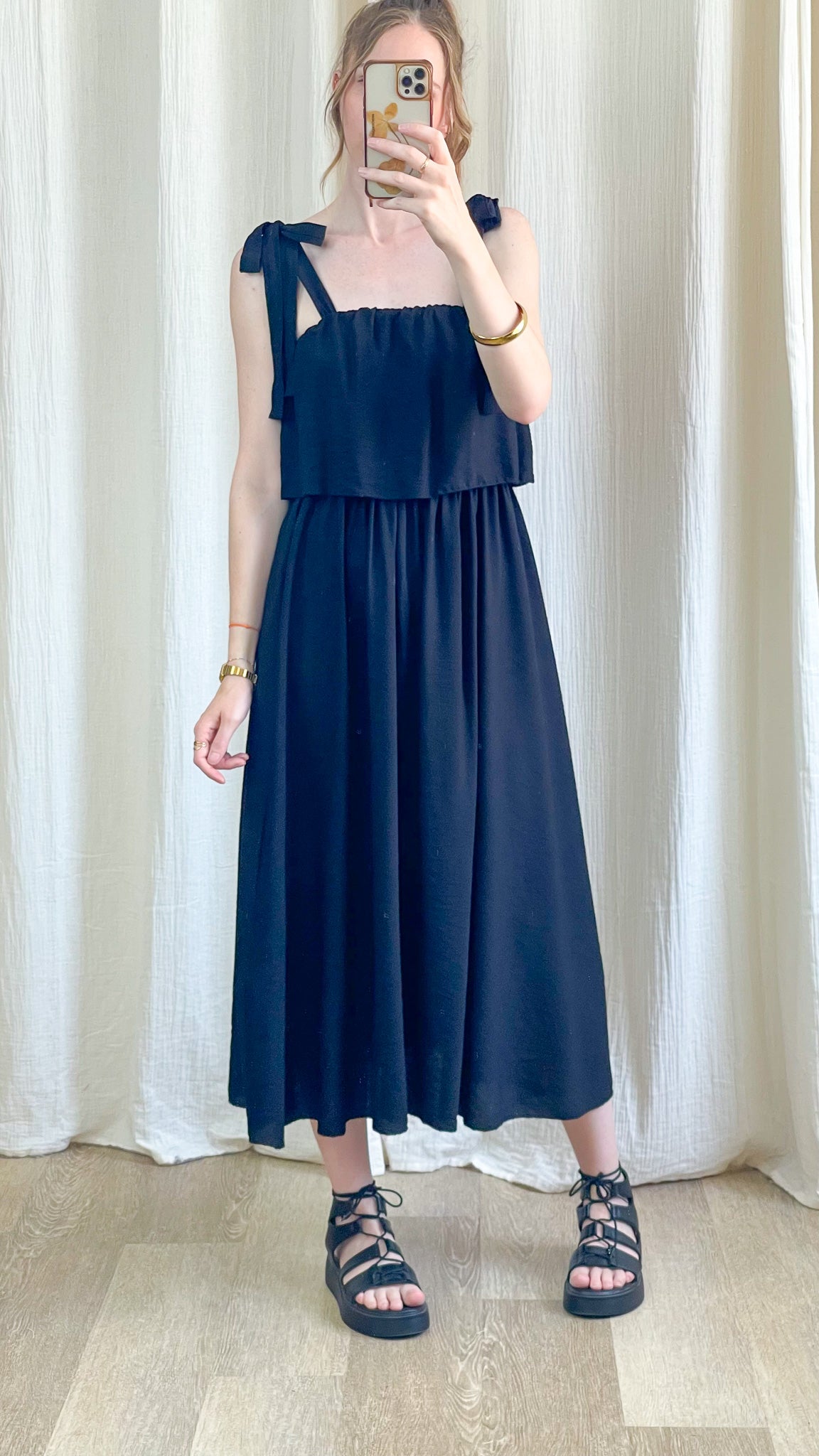 Robe longue noire Paula à bretelles nouées et volant bustier style bohème chic femme