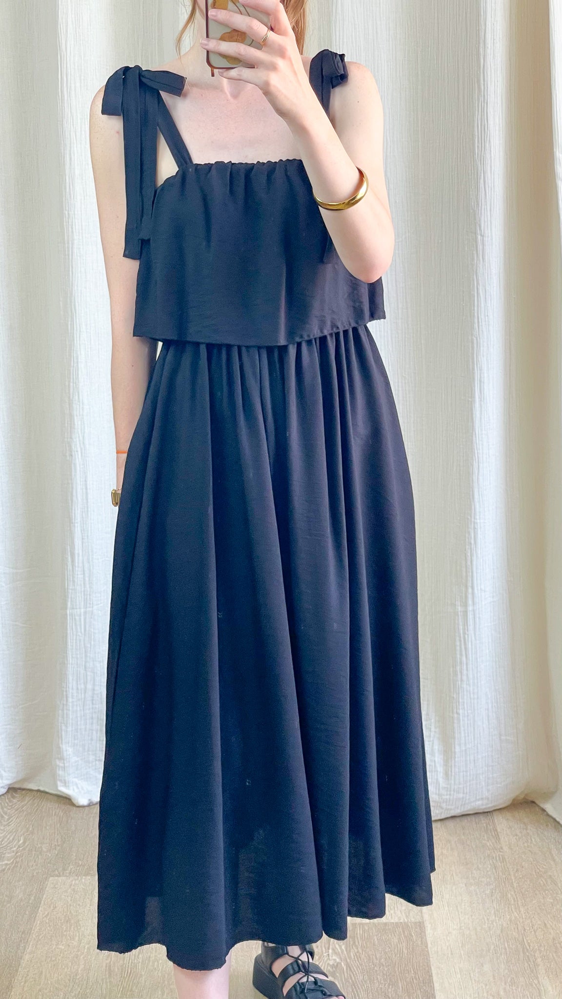 Robe longue noire Paula à bretelles nouées et volant, coupe fluide bohème chic femme été