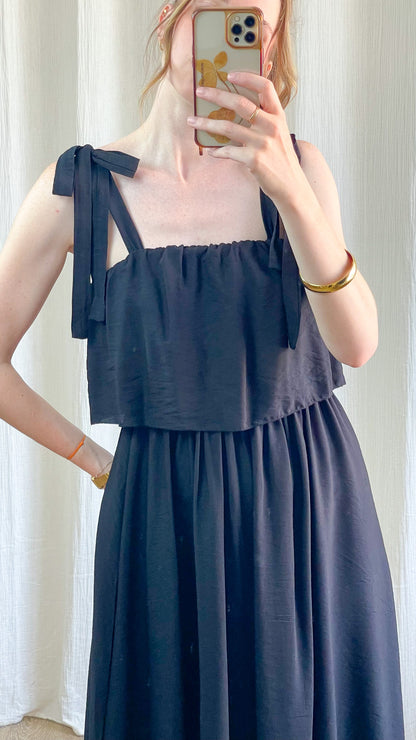 Robe Paula noire fluide à bretelles nouées et volant bustier style bohème chic femme