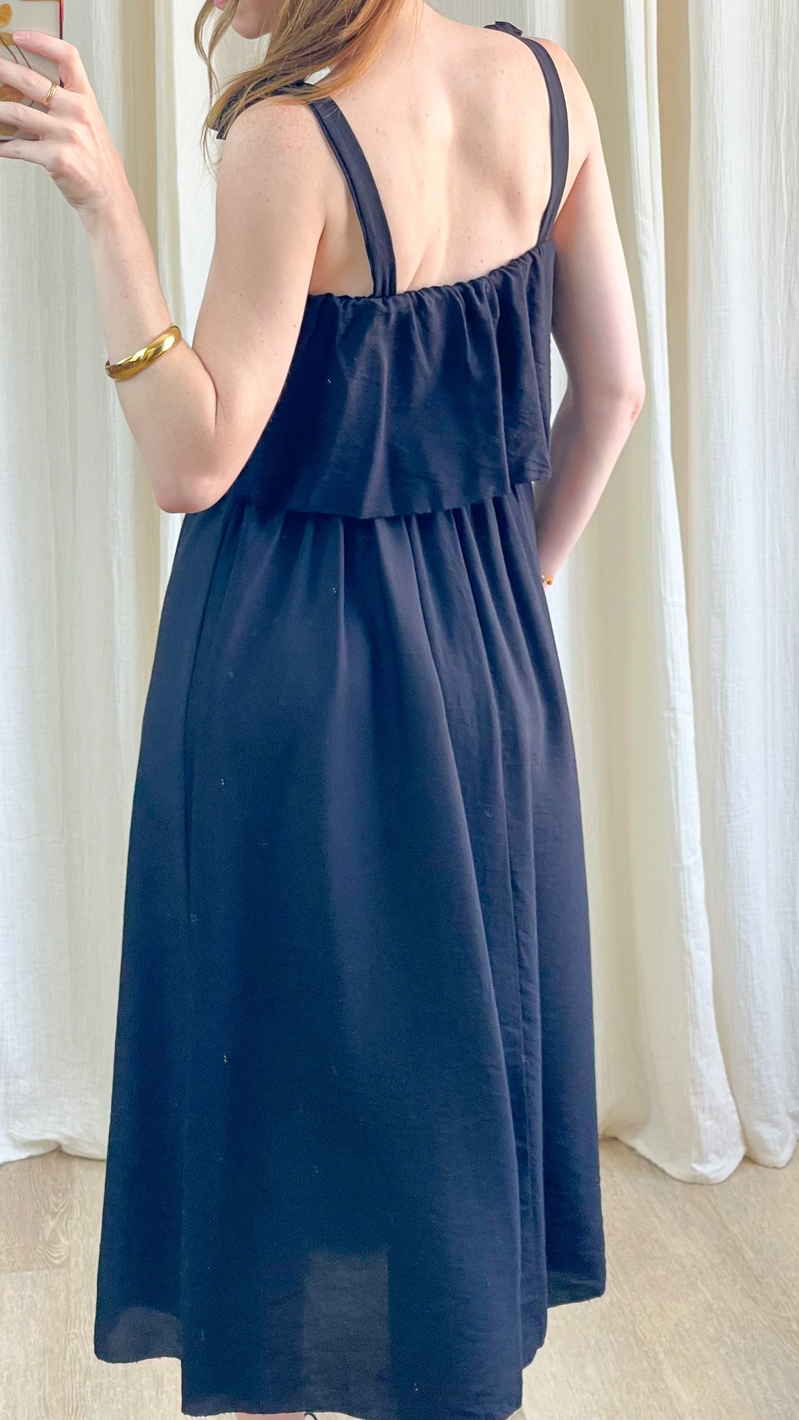 Robe Paula noire à bretelles avec volant dos nu et jupe fluide mi-longue femme été
