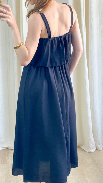 Robe Paula noire à bretelles avec volant dos nu et jupe fluide mi-longue femme été