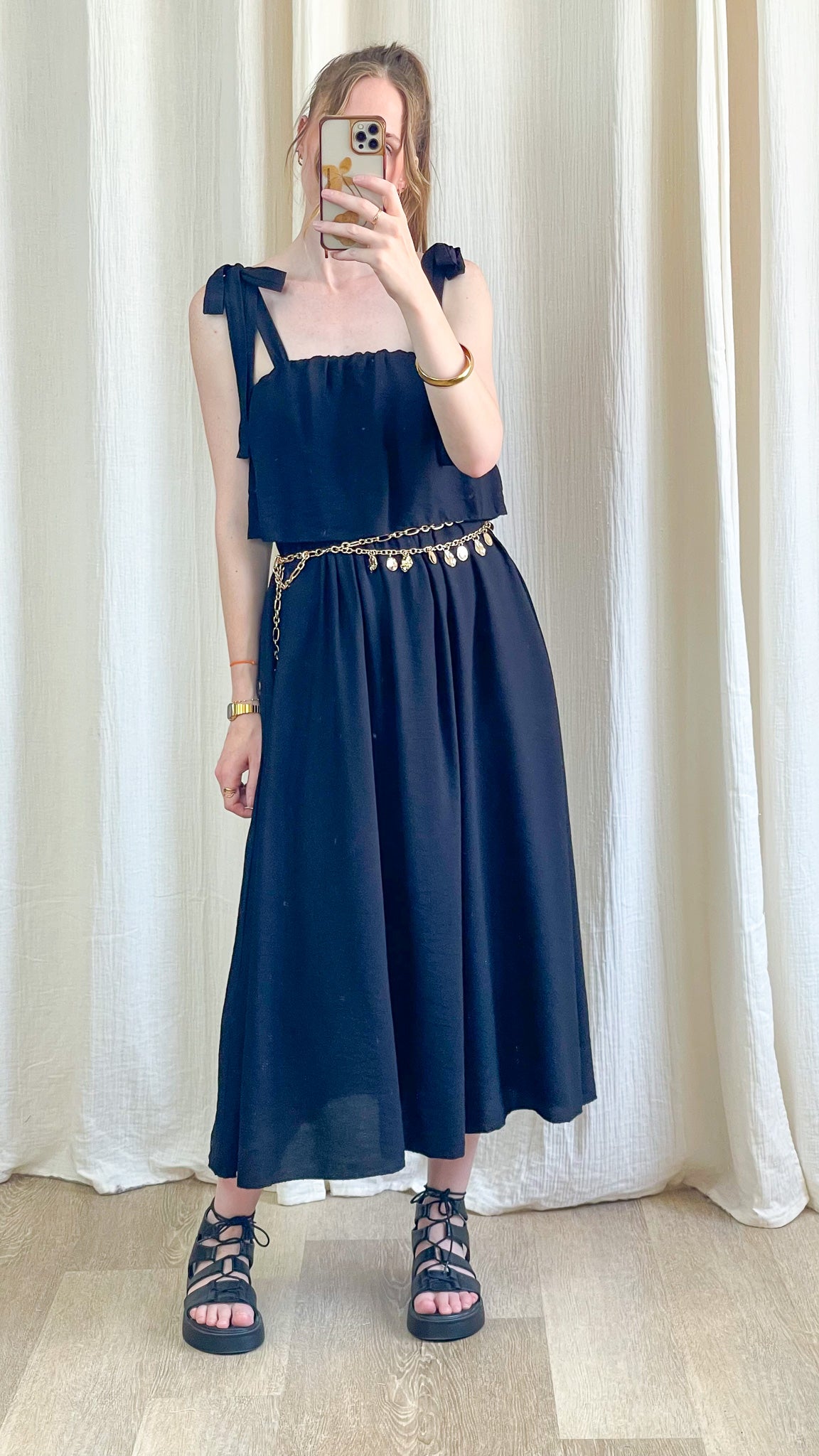 Robe longue noire Paula à bretelles nouées avec ceinture chaîne dorée style bohème chic femme été