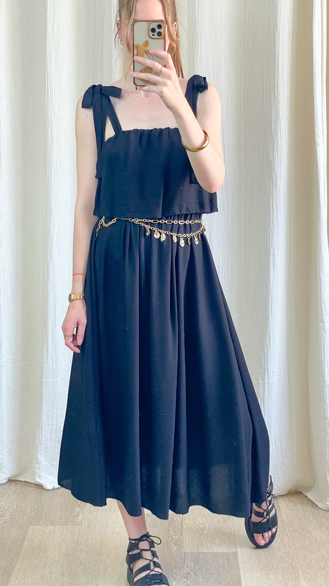Robe longue noire Paula à bretelles nouées et ceinture dorée style bohème chic femme été