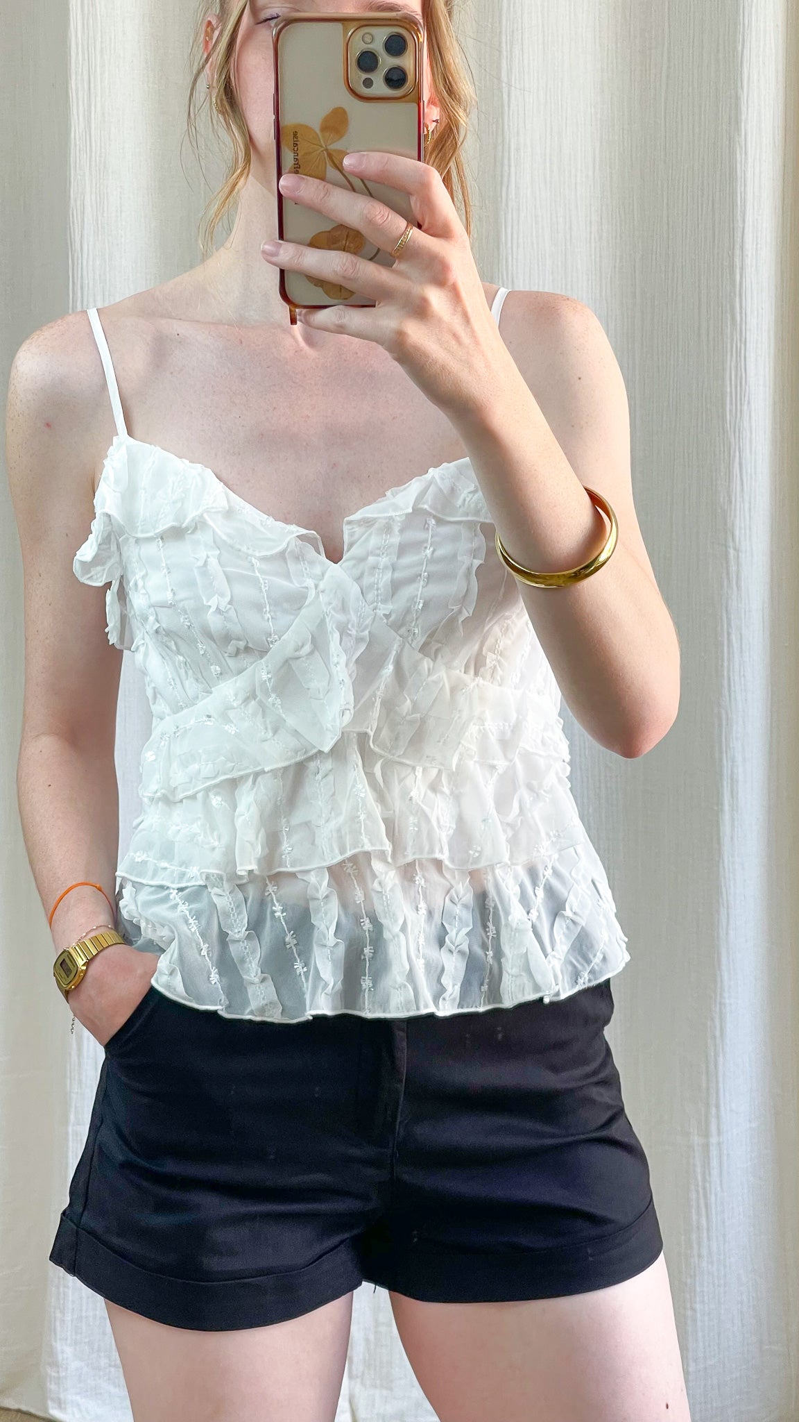 Top blanc à volants et fines bretelles en tissu léger froissé style romantique femme
