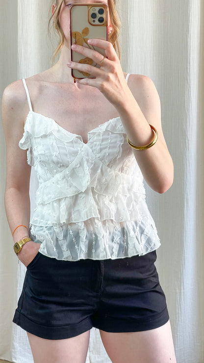 Top blanc à volants et fines bretelles en tissu léger froissé style romantique femme