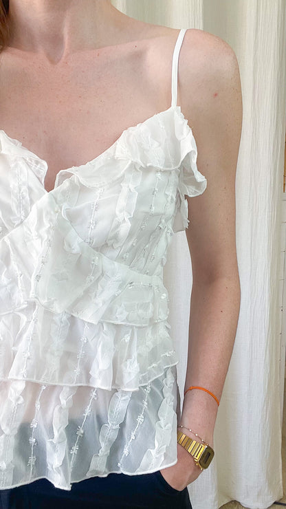Top blanc femme à bretelles fines et volants romantiques en tissu texturé léger style bohème chic