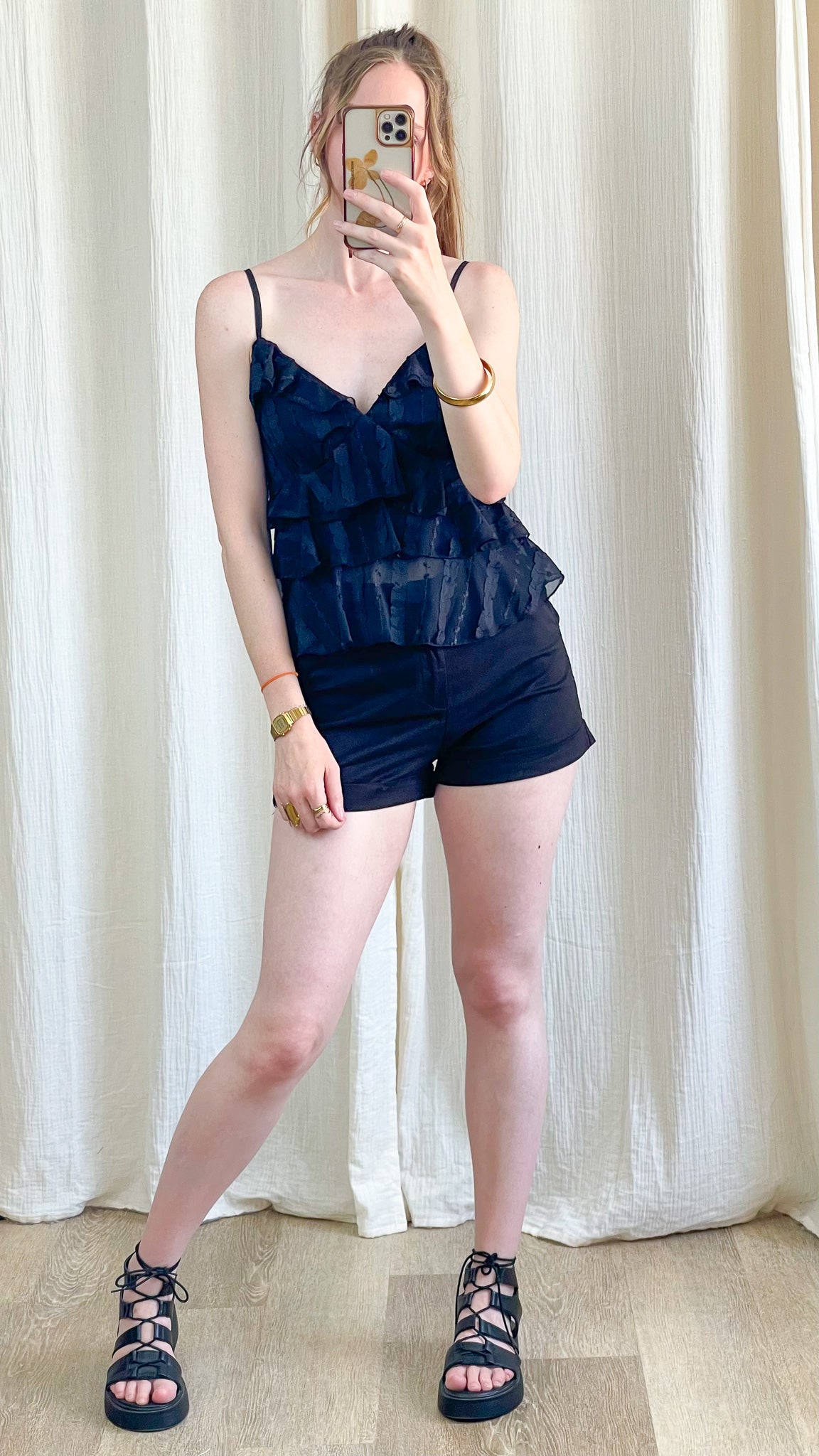 Short Camille bleu marine taille haute femme associé à un top à volants et sandales lacées noires style été chic