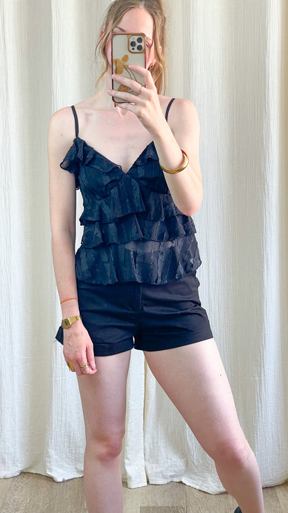 Top noir à volants superposés et fines bretelles, tissu texturé légèrement transparent, style romantique femme