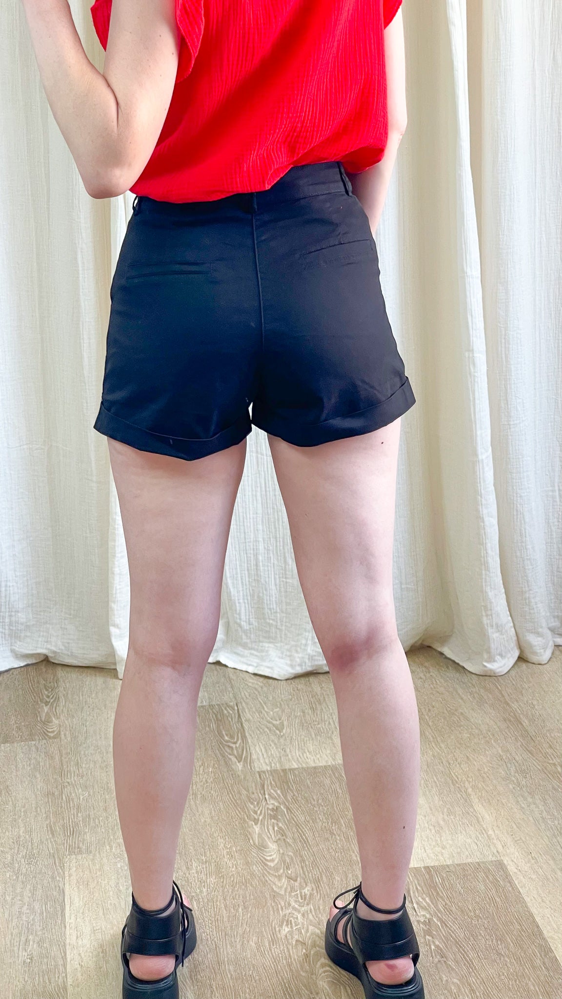 Short noir taille haute femme coupe ajustée avec revers, style chic décontracté été