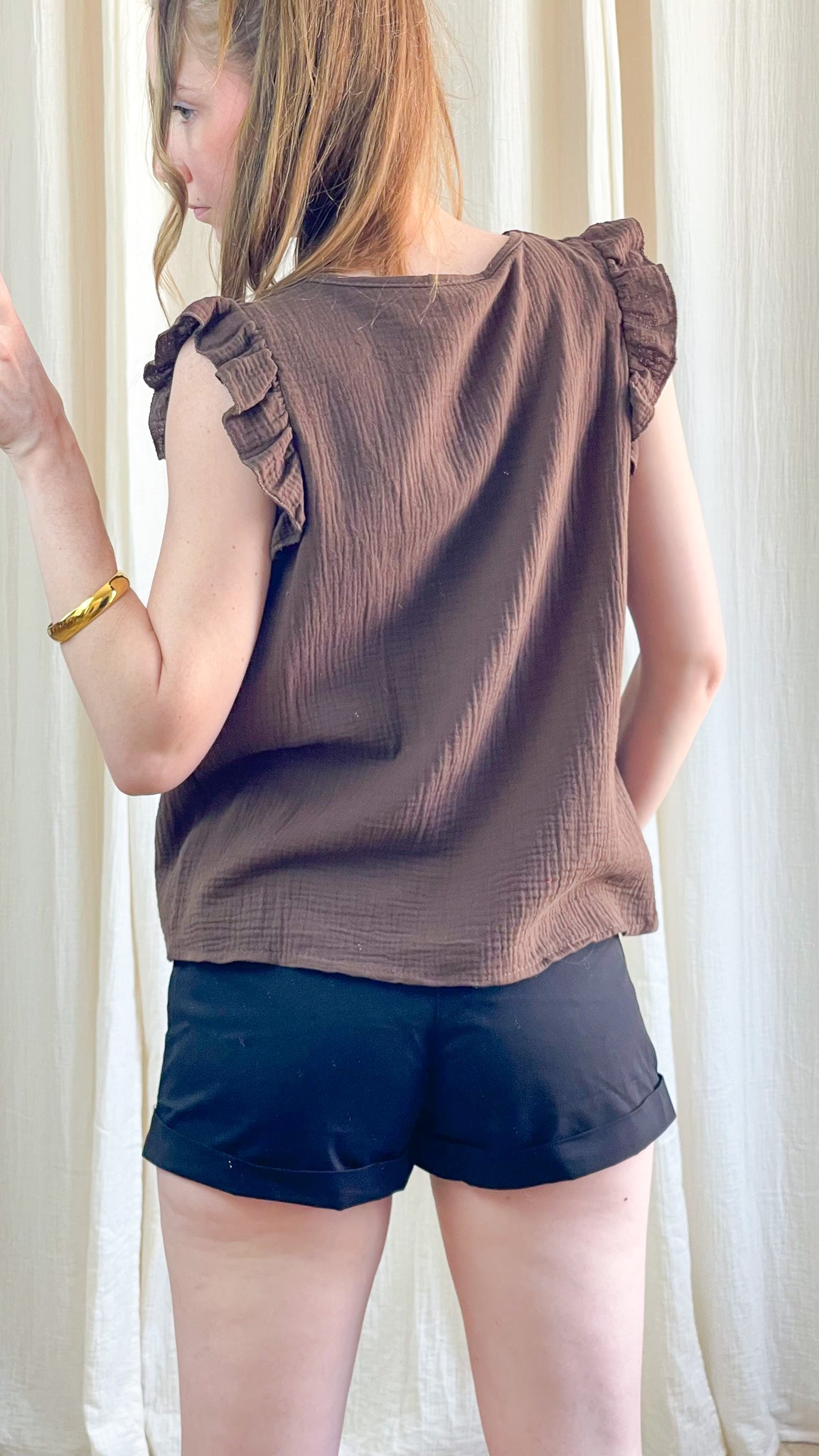 Top marron chocolat manches courtes à volants en gaze de coton, coupe loose décontractée femme, vue dos