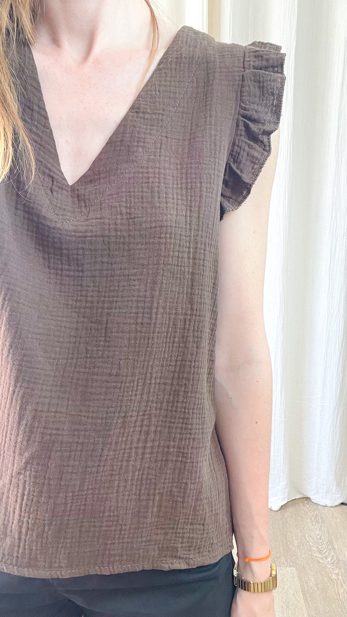 Top Suzanne femme en gaze de coton taupe avec col V et manches courtes à volants style bohème