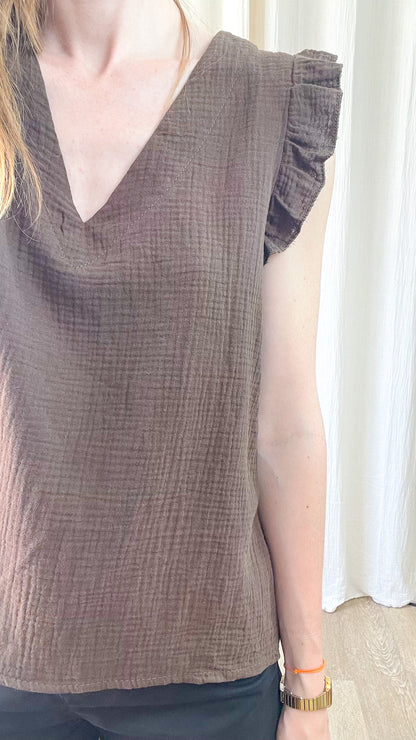 Top Suzanne femme en gaze de coton taupe avec col V et manches courtes à volants style bohème