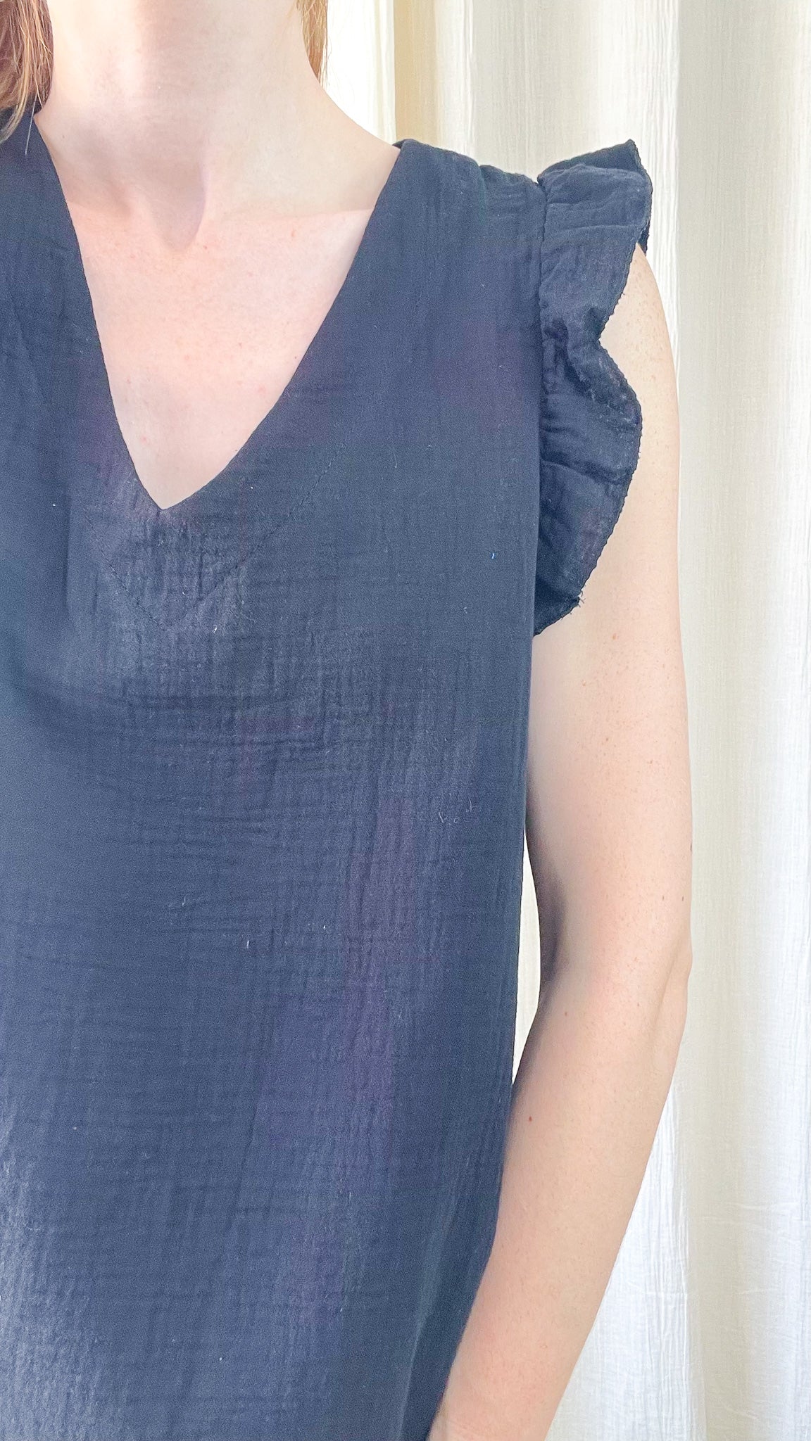 Top Suzanne bleu marine col V avec manches à volants en gaze de coton légère pour femme style bohème