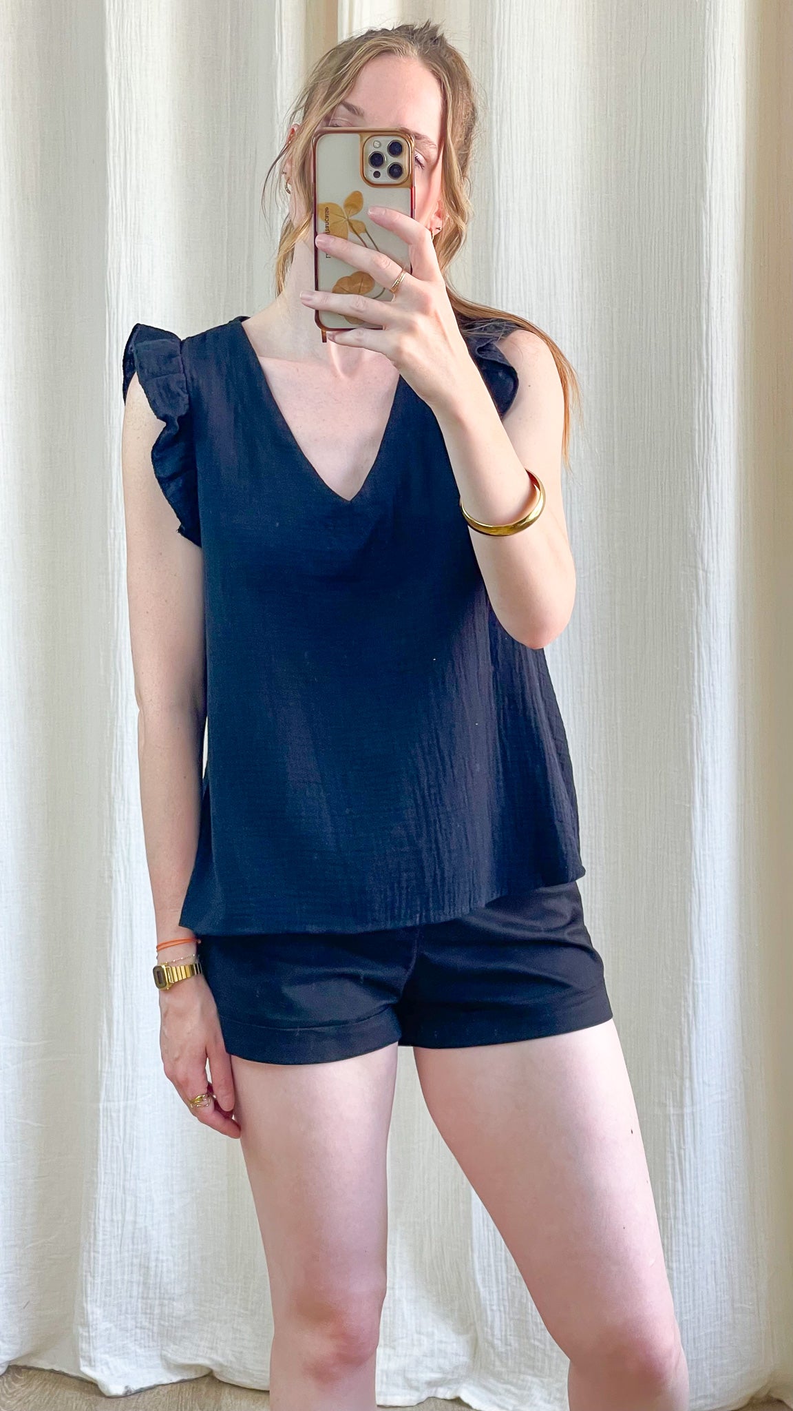Top Suzanne bleu marine femme col V avec manches à volants en tissu fluide porté avec short assorti style casual chic