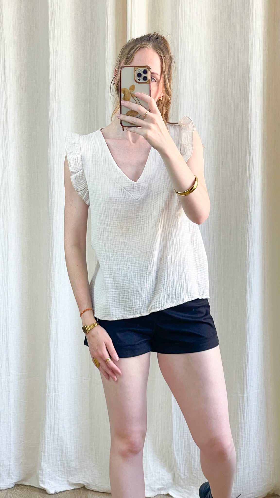Top blanc cassé coton gaufré femme sans manches col V volants épaules style bohème chic été