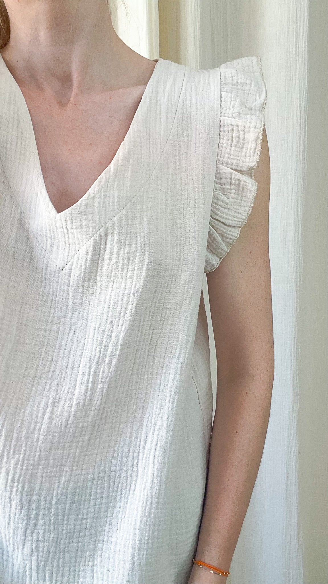 Top Suzanne blanc cassé en gaze de coton, col V et manches courtes volantées, style bohème femme été