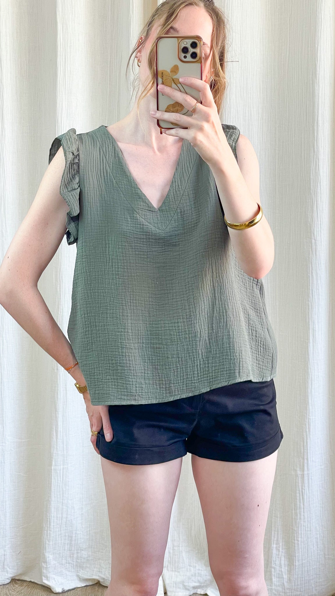 Top Suzanne vert sauge en gaze de coton à volants aux épaules, coupe fluide col V femme été
