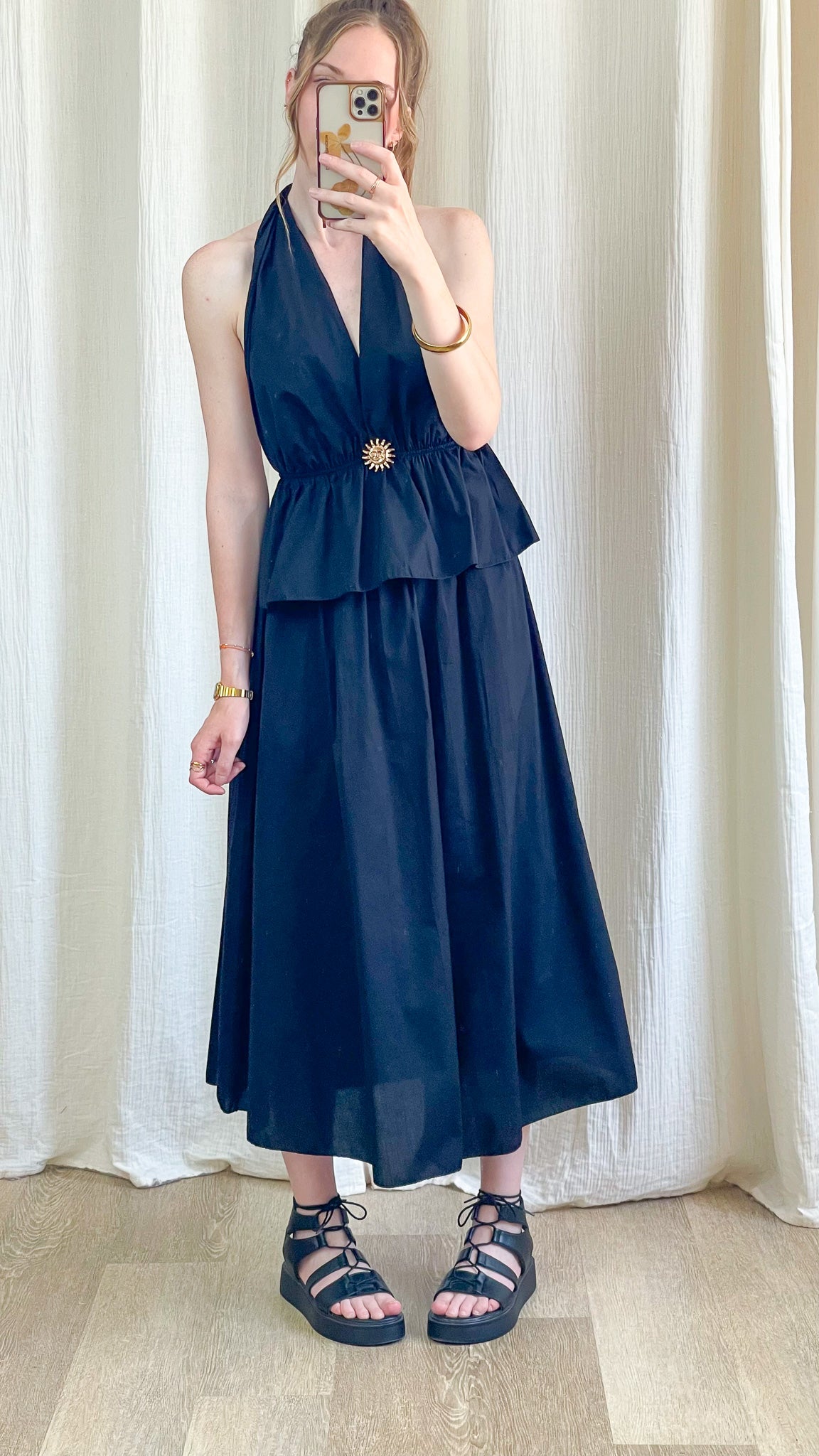 Ensemble Morgane noir femme top péplum halter et jupe midi fluide avec détail soleil doré style élégant été