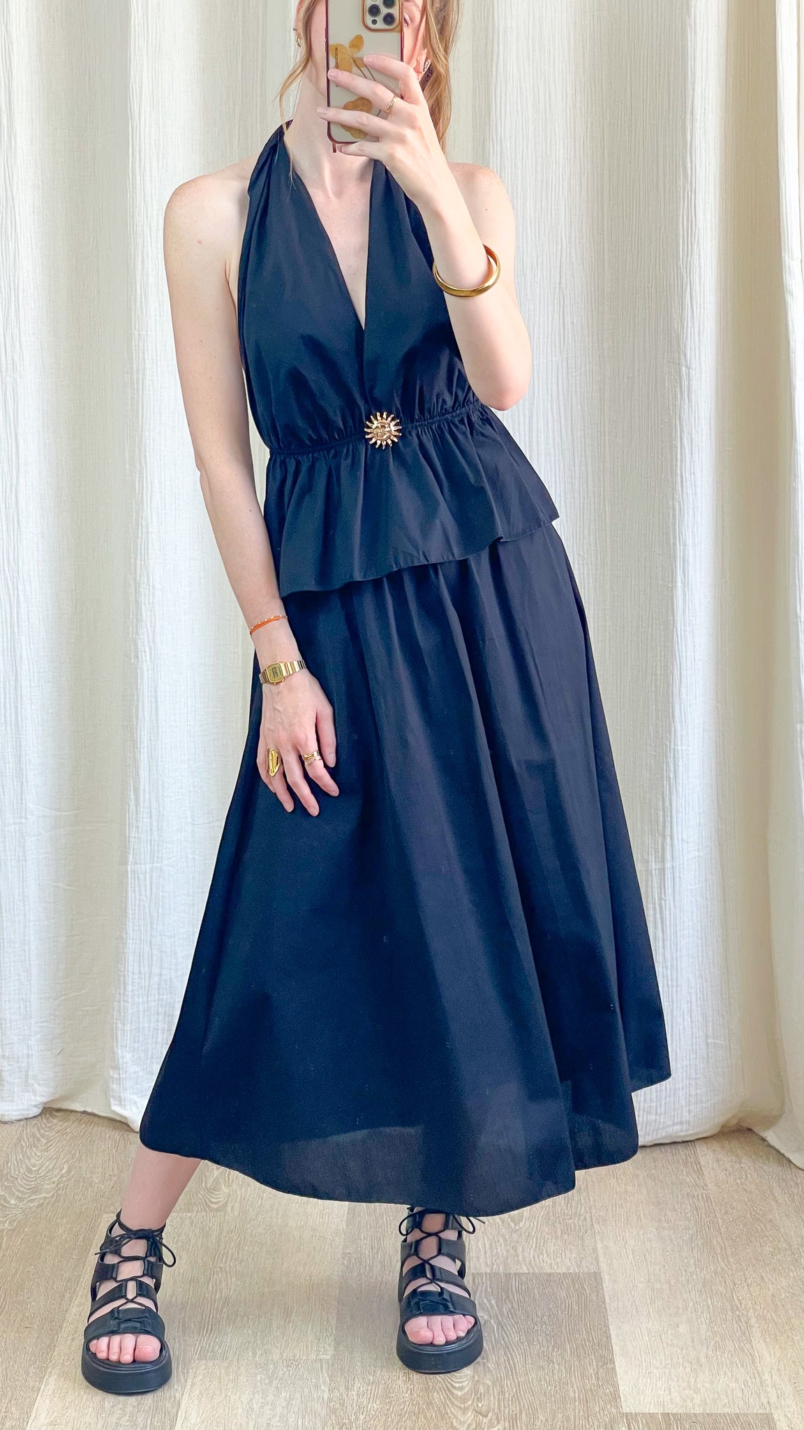 Ensemble Morgane noir femme jupe midi évasée et top péplum col V plongeant avec broche soleil dorée style élégant