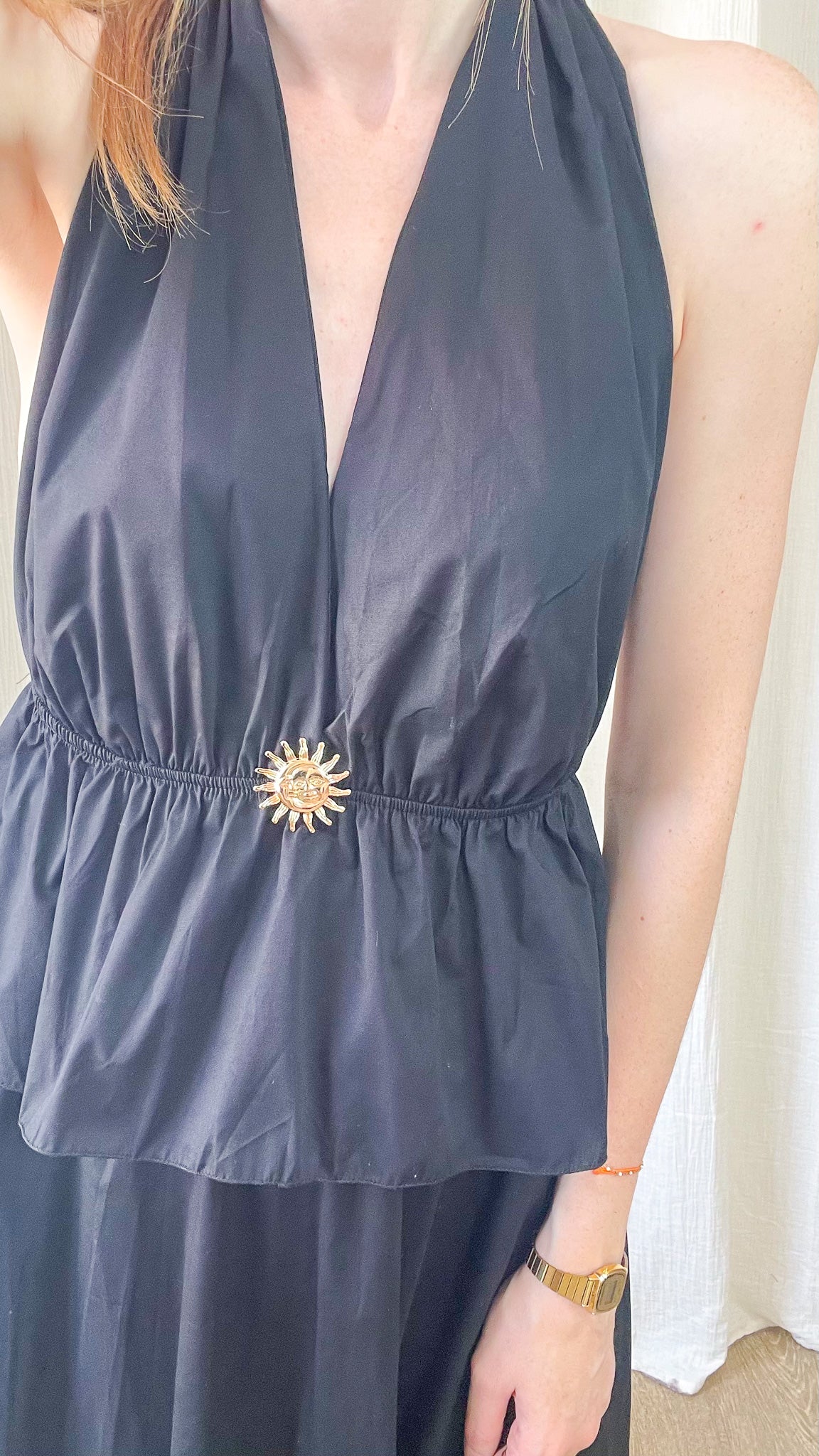 Ensemble Morgane noir femme top cache-coeur et jupe fluide avec broche soleil dorée style bohème chic