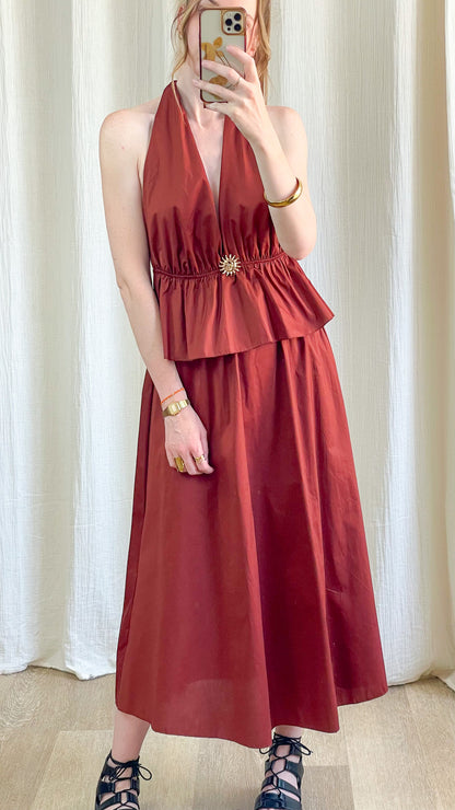 Ensemble Morgane terracotta femme top halter péplum et jupe midi fluide avec broche soleil dorée style bohème chic