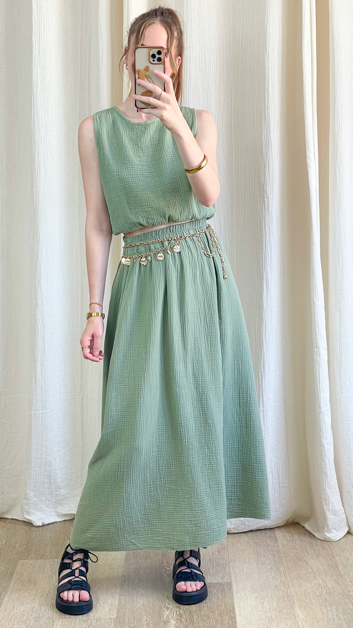 Ensemble top et jupe midi vert sauge en gaze de coton femme style bohème avec ceinture dorée