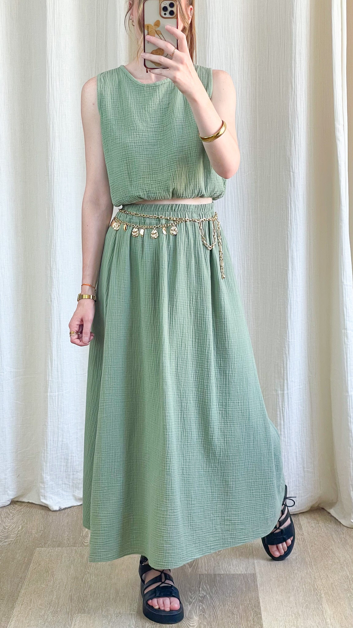 Ensemble top et jupe midi vert sauge en gaze de coton femme style bohème avec ceinture dorée