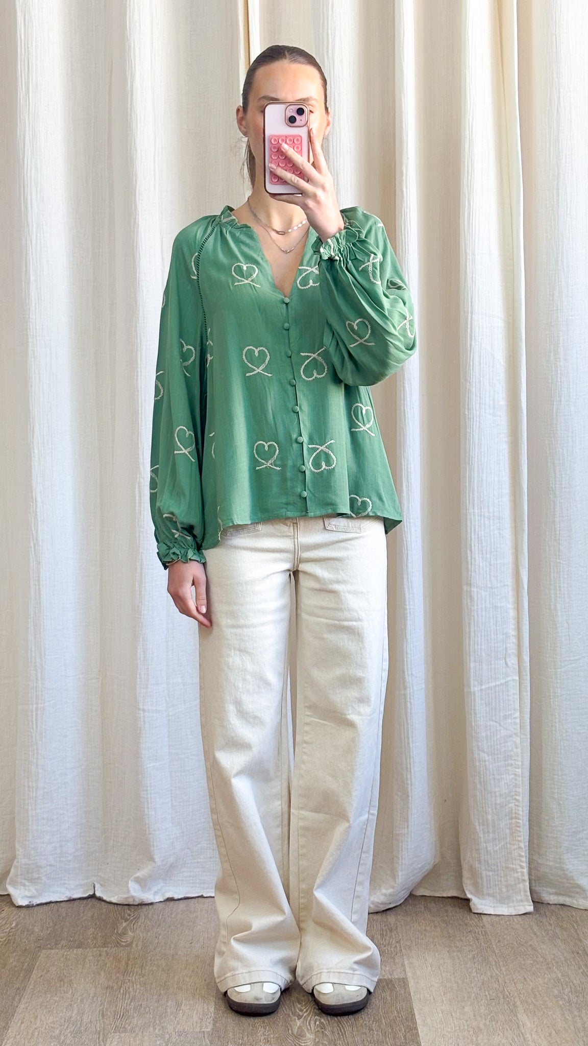 Blouse Léa-Marie – Blouse fluide verte brodée cœurs