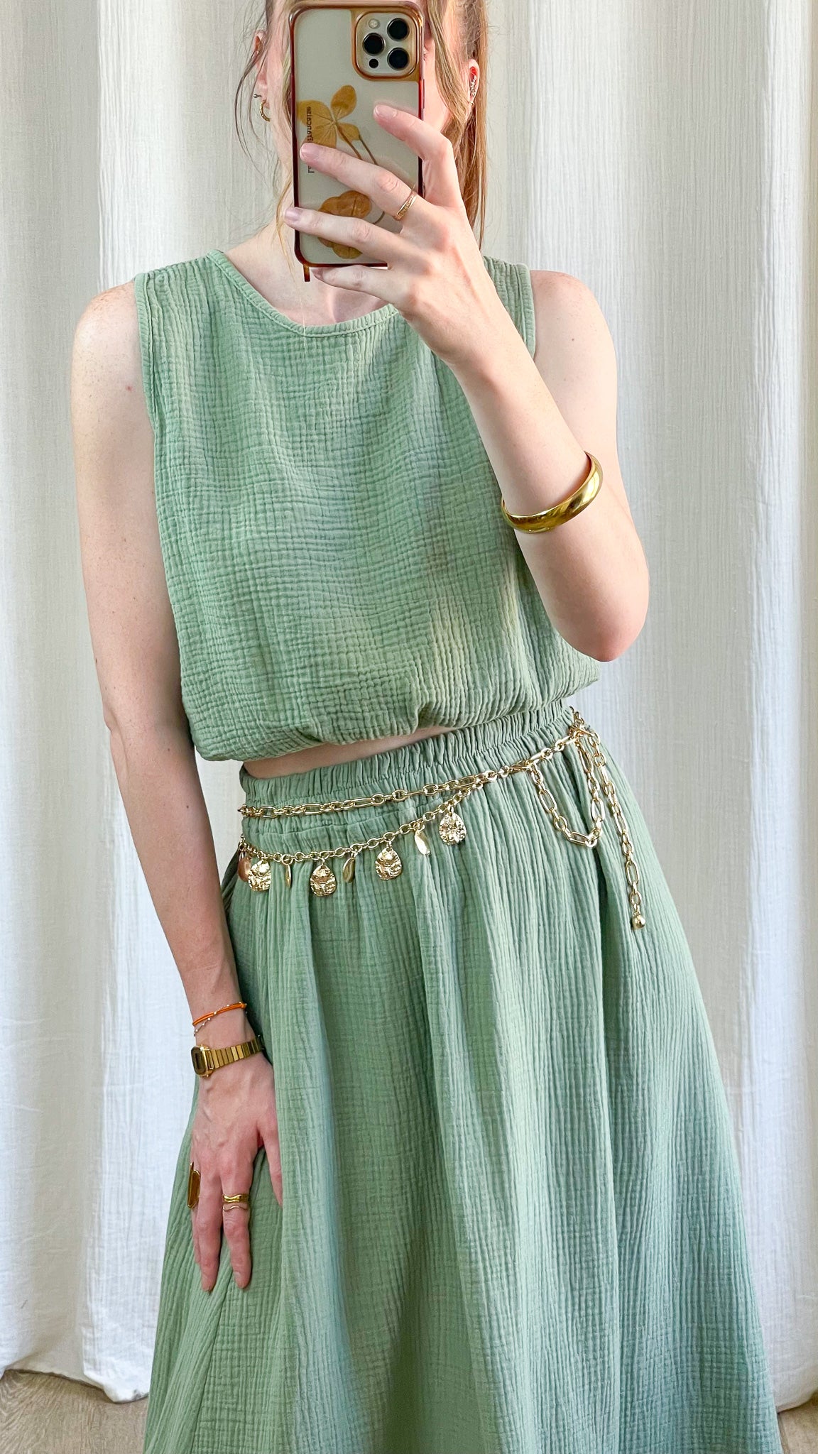 Ensemble top et jupe midi vert sauge en gaze de coton légère avec ceinture chaîne dorée style bohème chic femme été