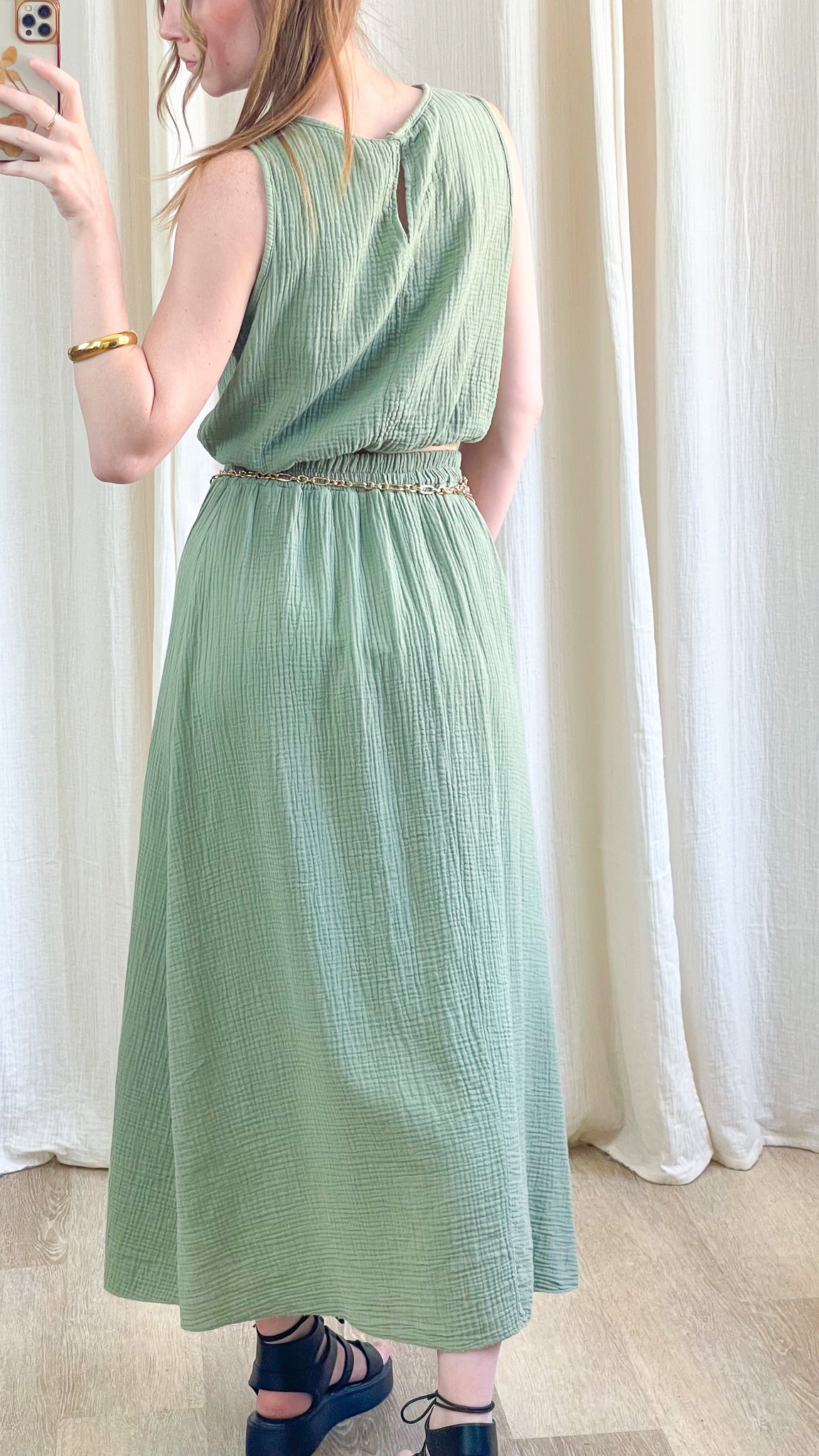 Ensemble top et jupe midi vert sauge en gaze de coton avec ceinture dorée, tenue bohème chic femme été