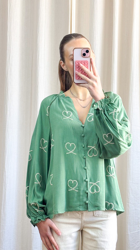 Blouse Léa-Marie – Blouse fluide verte brodée cœurs