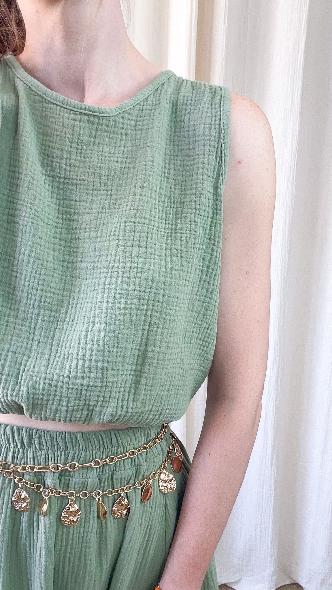 Ensemble top sans manches et jupe midi vert sauge en gaze de coton femme avec ceinture chaîne dorée style bohème