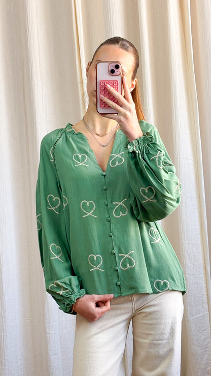 Blouse Léa-Marie – Blouse fluide verte brodée cœurs