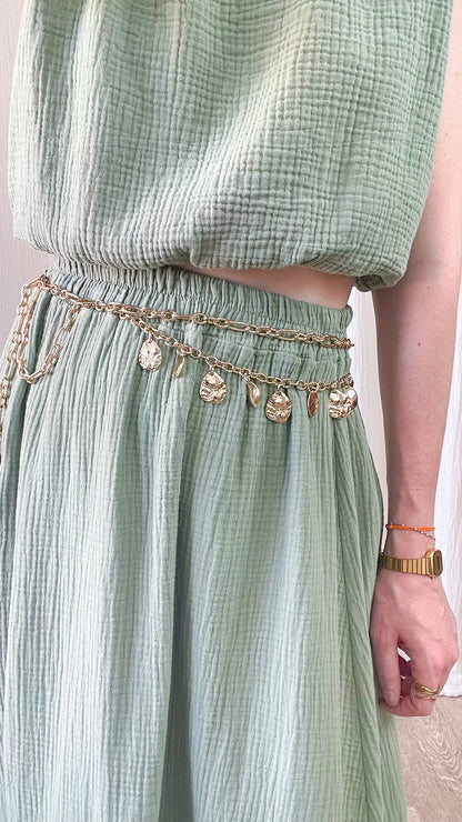 Ceinture double chaînes dorées avec médaillons décoratifs style bohème chic femme portée sur ensemble vert sauge