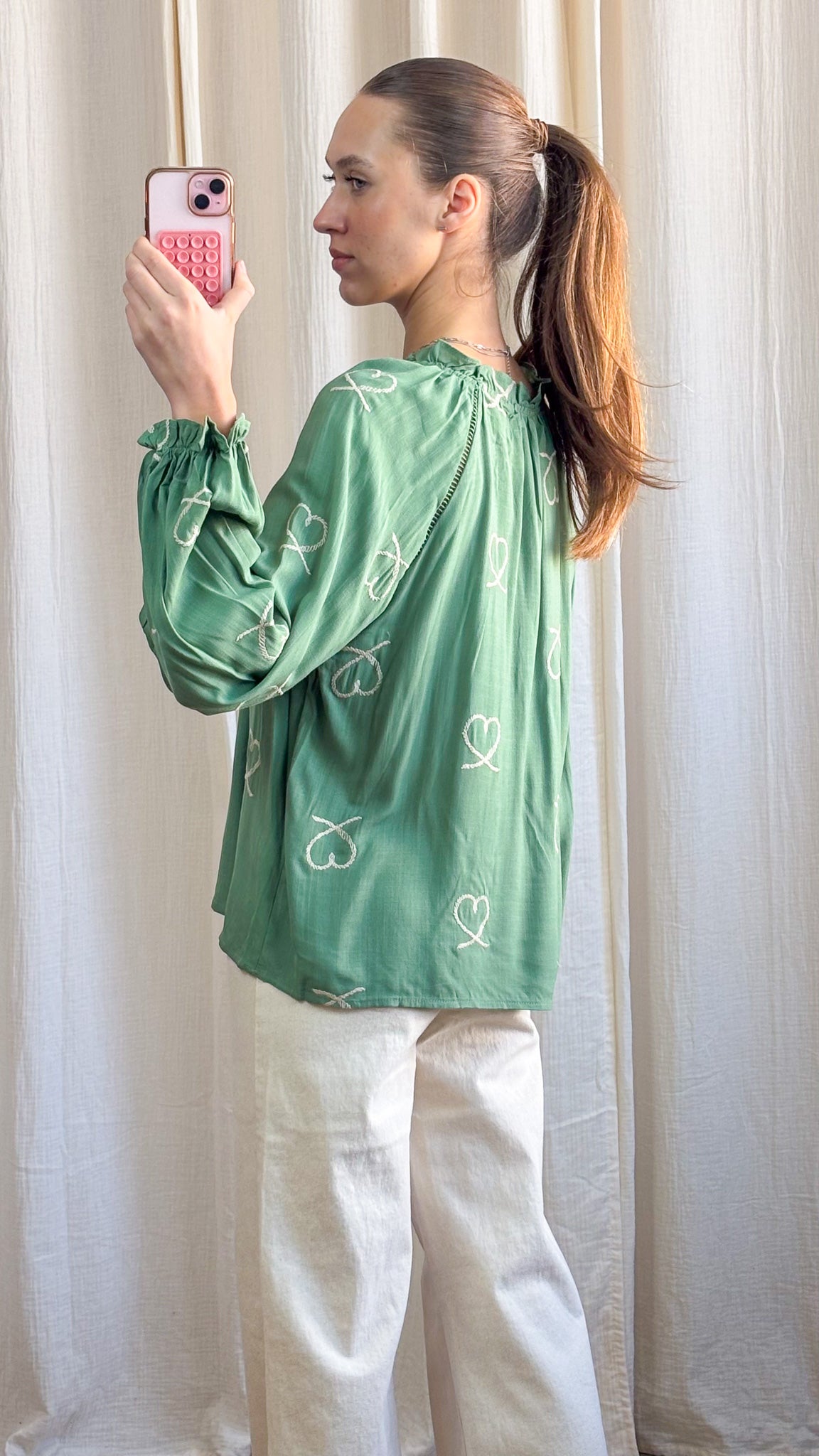 Blouse Léa-Marie – Blouse fluide verte brodée cœurs
