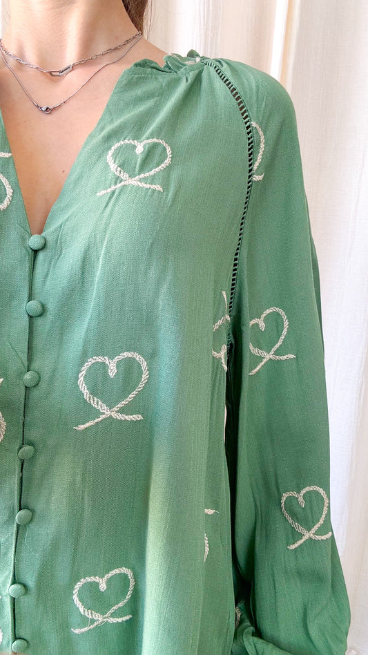 Blouse Léa-Marie – Blouse fluide verte brodée cœurs