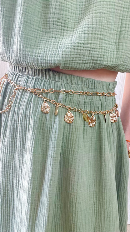 Ceinture double chaînes dorées avec médaillons texturés style bohème chic femme portée sur ensemble vert sauge