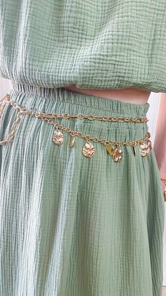 Ceinture double chaînes dorées avec médaillons texturés style bohème chic femme portée sur ensemble vert sauge