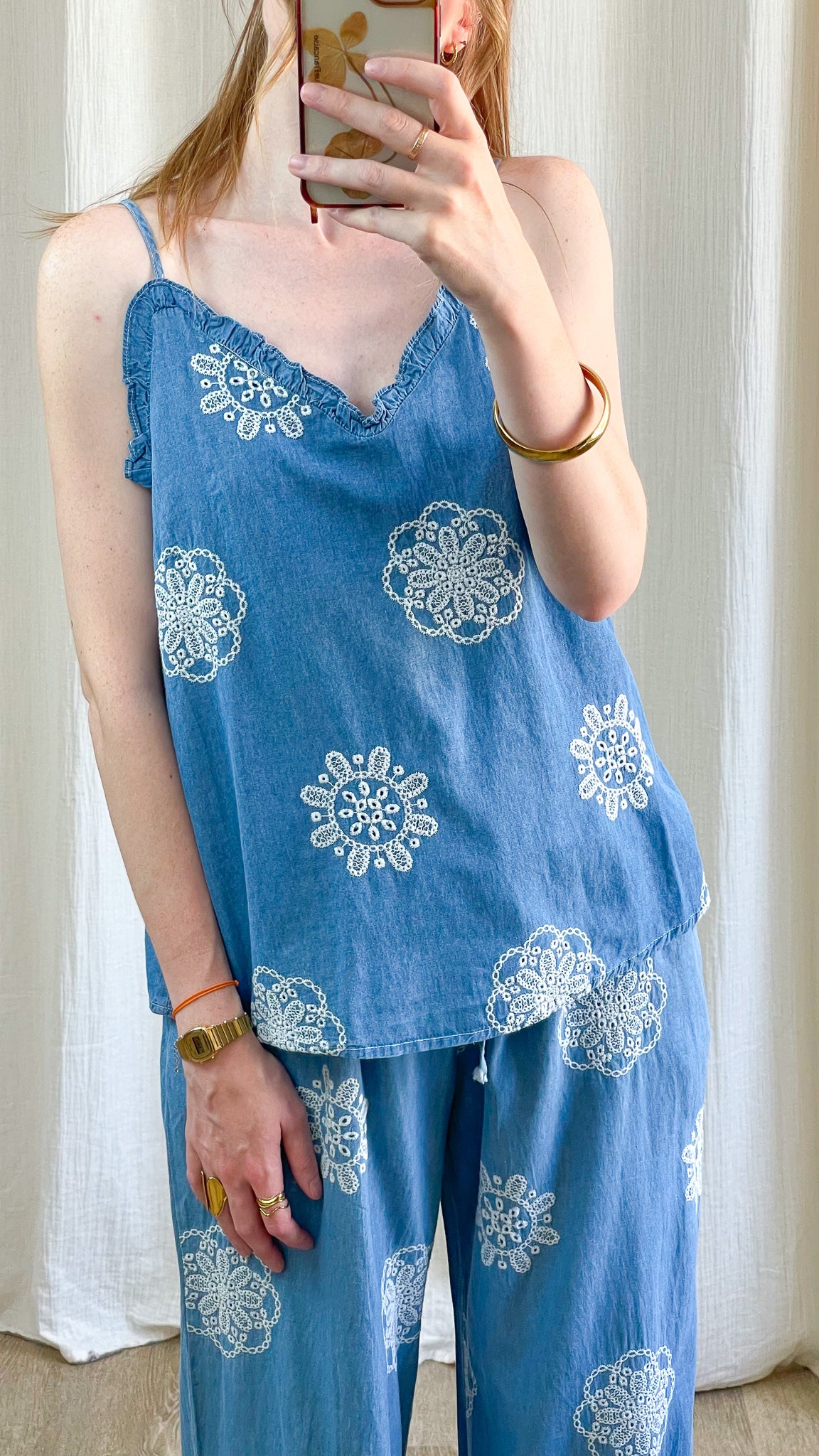 Top Aria bleu denim à bretelles fines avec broderies anglaises blanches florales, style bohème chic femme été