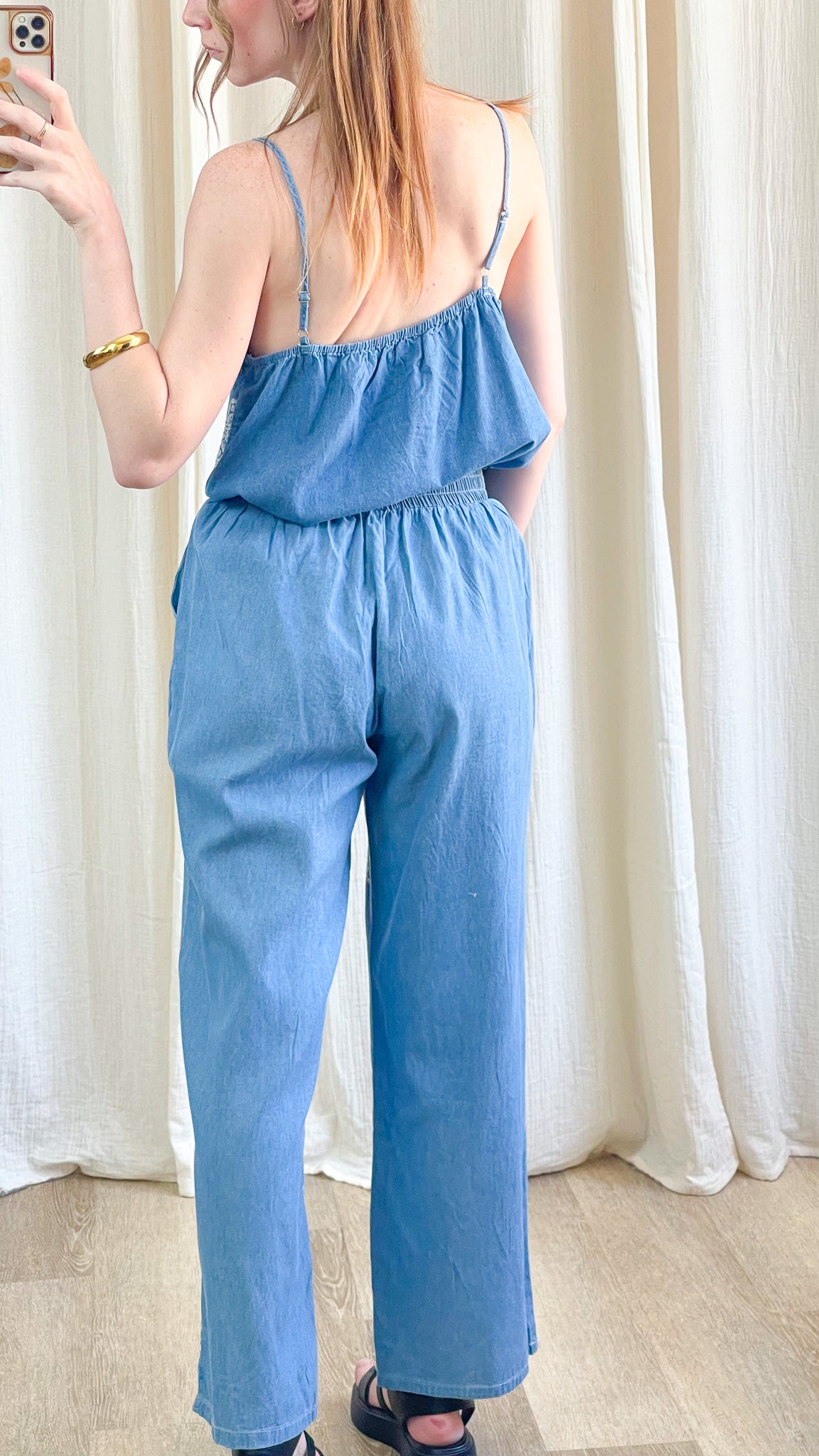 Pantalon Aria bleu denim fluide taille élastique coupe large femme avec top assorti style casual chic été