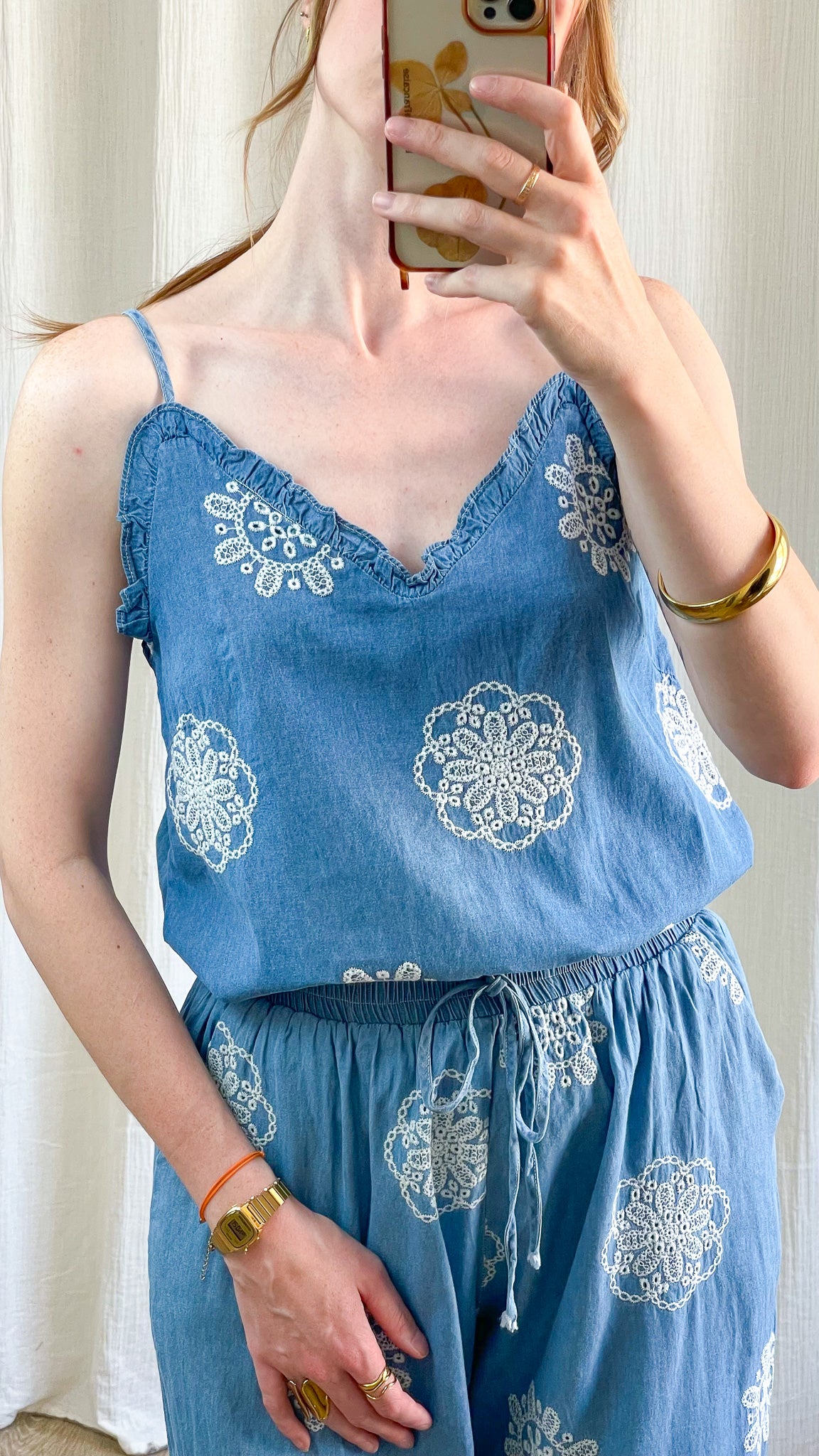Top caraco bleu chambray à broderies florales blanches et volants, style bohème chic femme été