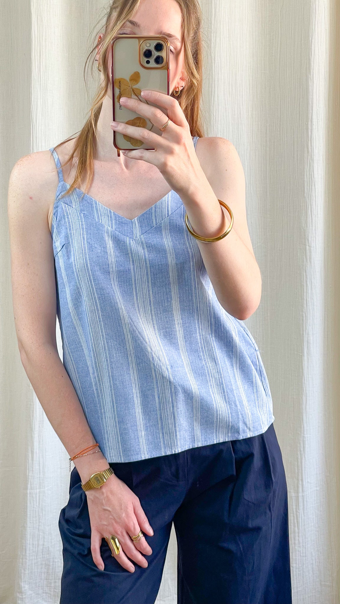Top à fines bretelles bleu ciel rayé blanc coupe droite style casual chic femme été