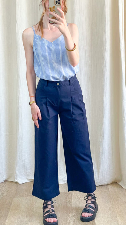 Top à fines bretelles bleu ciel rayé blanc style bohème femme, coupe fluide décolleté V, porté avec pantalon large marine
