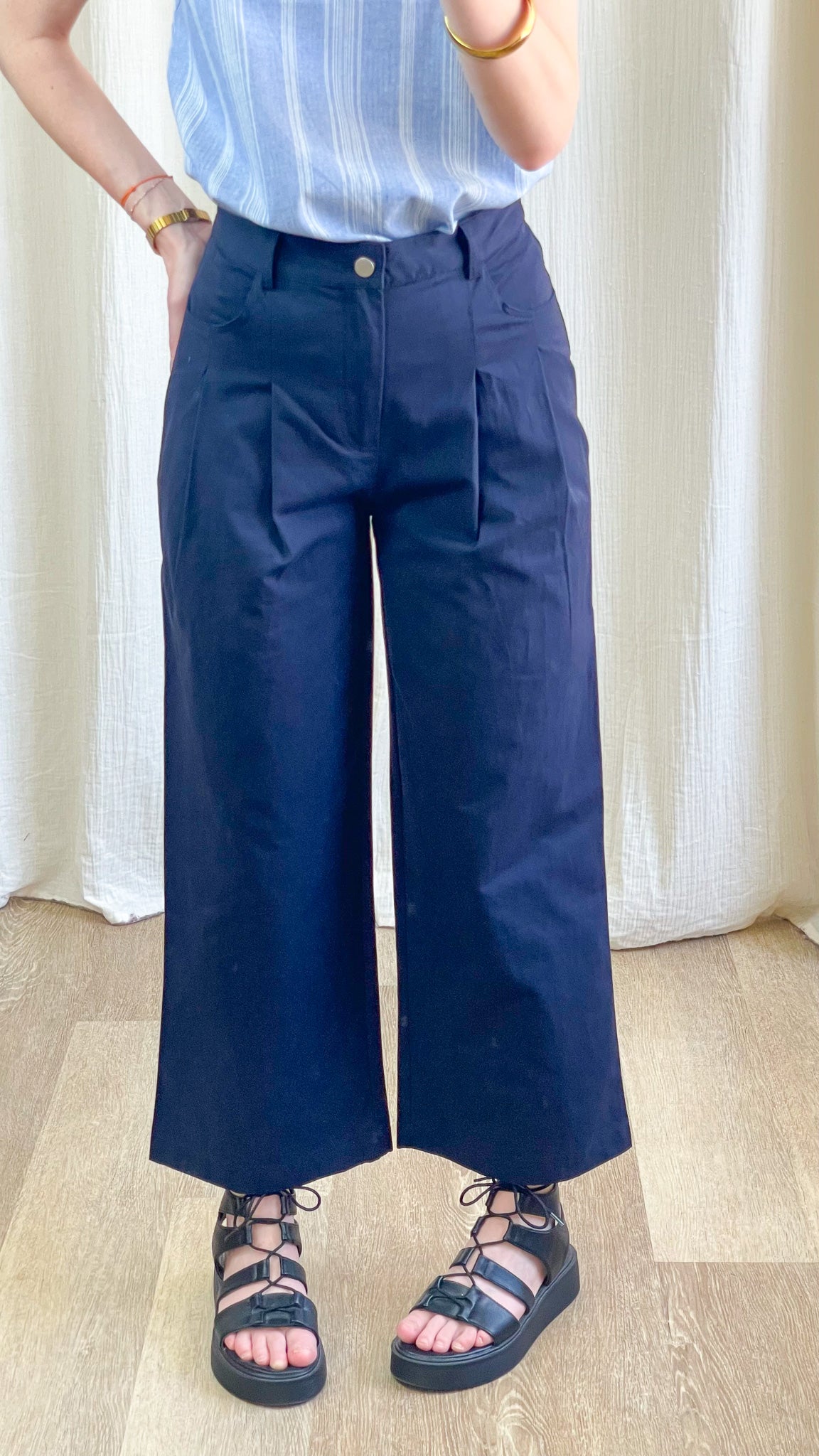 Pantalon large bleu marine taille haute coupe cropped femme style chic décontracté Maïté