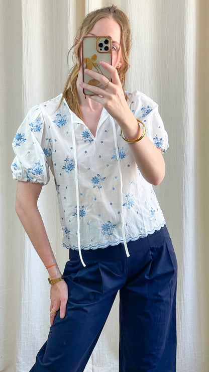 Blouse Zoé blanche broderies florales bleues manches bouffantes col V femme style romantique été