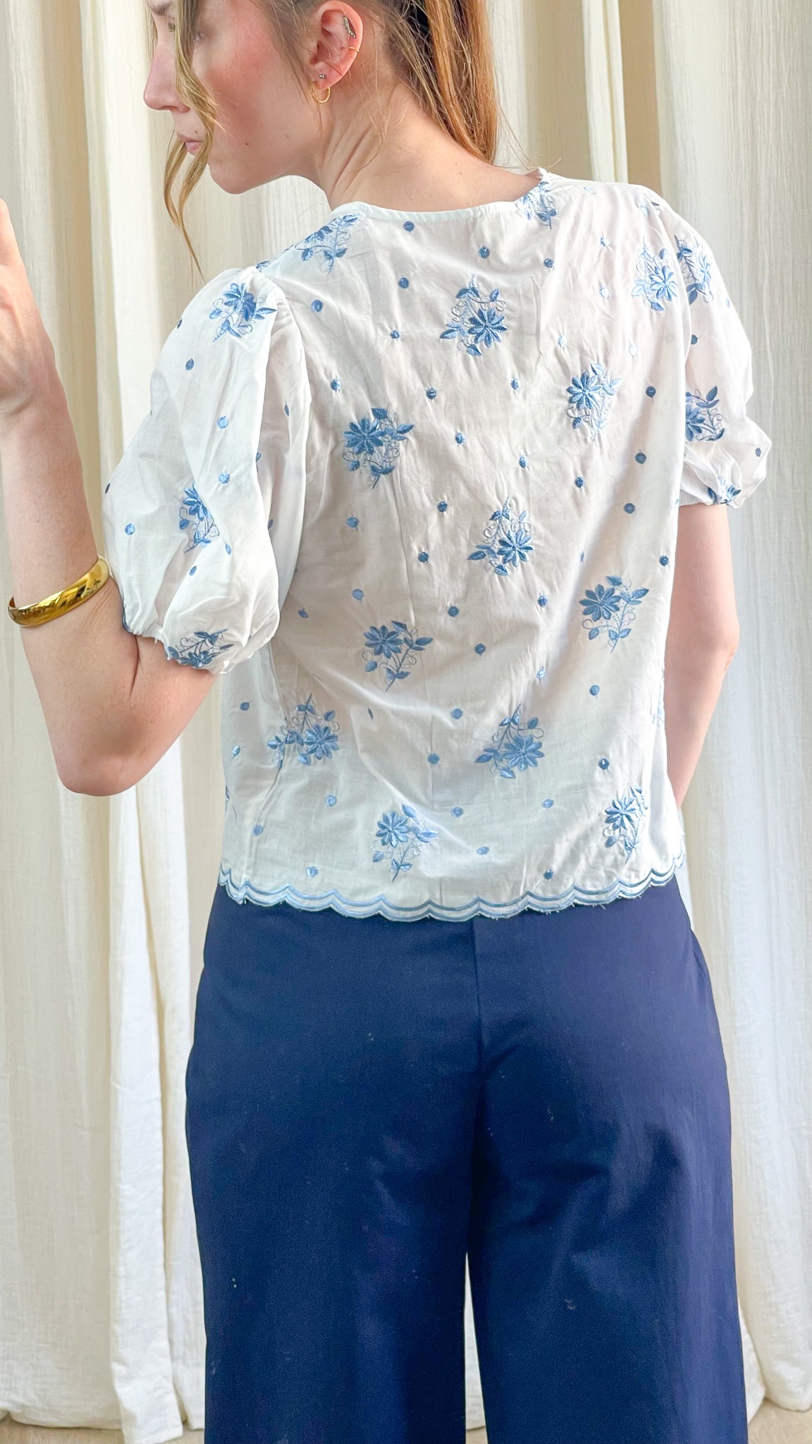 Blouse blanche brodée fleurs bleues manches bouffantes femme, top bohème chic détails festonnés
